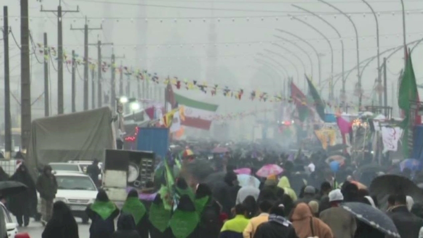 Iranpress: حضور پرشور مردم در جشن‌های نیمه شعبان در مسیر جمکران