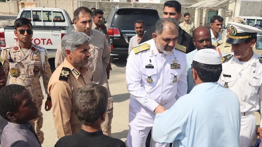 Iranpress: بازدید فرمانده نیروی دریایی ارتش از روند خدمت رسانی به مردم سیل زده دشتیاری