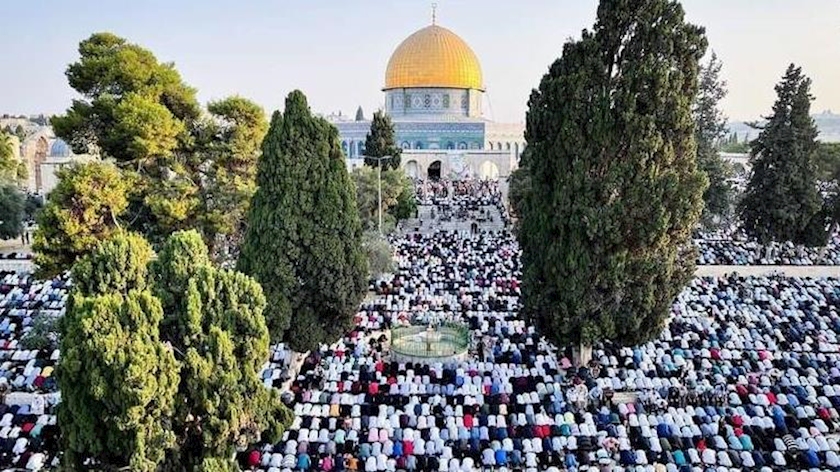 Iranpress:  اقامه نماز جمعه دهها هزار فلسطینی در مسجدالاقصی