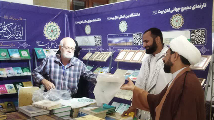 Iranpress: استقبال میهمانان کنفرانس وحدت اسلامی از کتاب‌ های اهل‌ بیتی