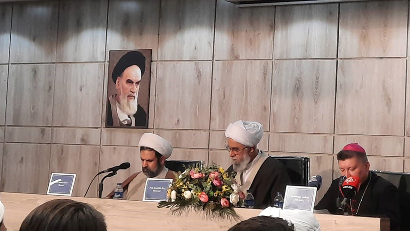 Iranpress: بزرگداشت میلاد حضرت مسیح (ع ) و آغاز سال میلادی با حضور دانشجویان و مهمانان خارجی