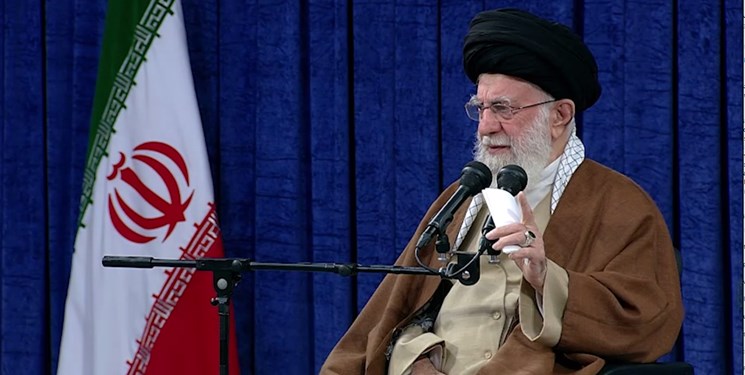 Iranpress: رهبر انقلاب: سیاست راهبردی دشمن، خارج کردن مردم از صحنه است