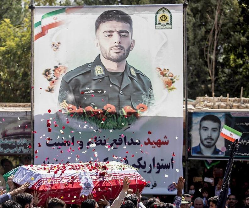 Iranpress: حکم قصاص محمد قبادلو قاتل شهید «فرید کرم‌پور حسنوند» اجرا شد