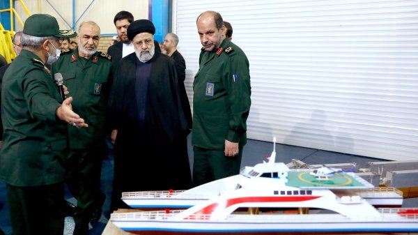 Iranpress: بازدید رئیس جمهور از دانشگاه جامع امام حسین(ع)