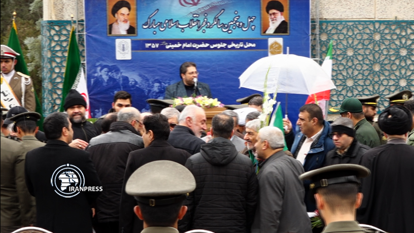 Iranpress: برگزاری جشن آغاز ایام الله دهه فجر در محل تاریخی جلوس امام راحل