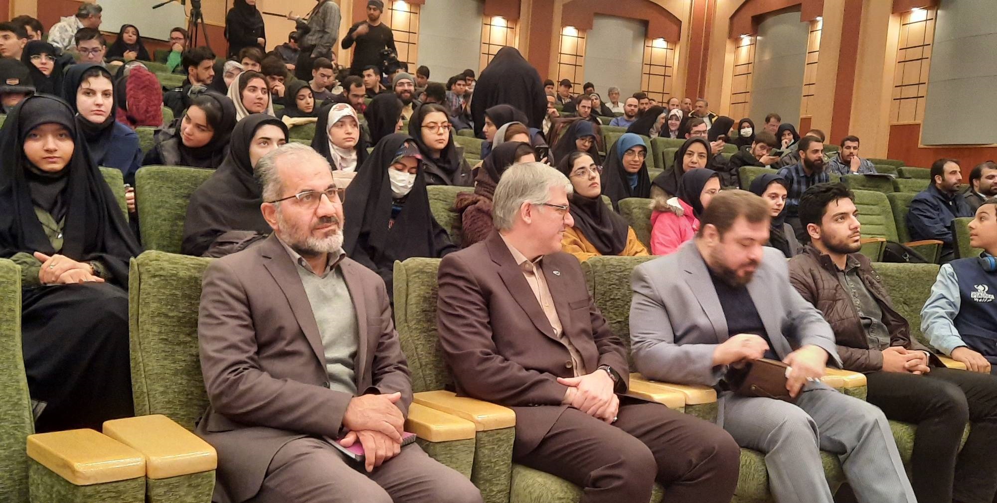 Iranpress: هدف ما سرآمدی در توسعه صنعت فضایی است/ برقراری اولین ارتباط با پارس۱ در ساعت ۱۴