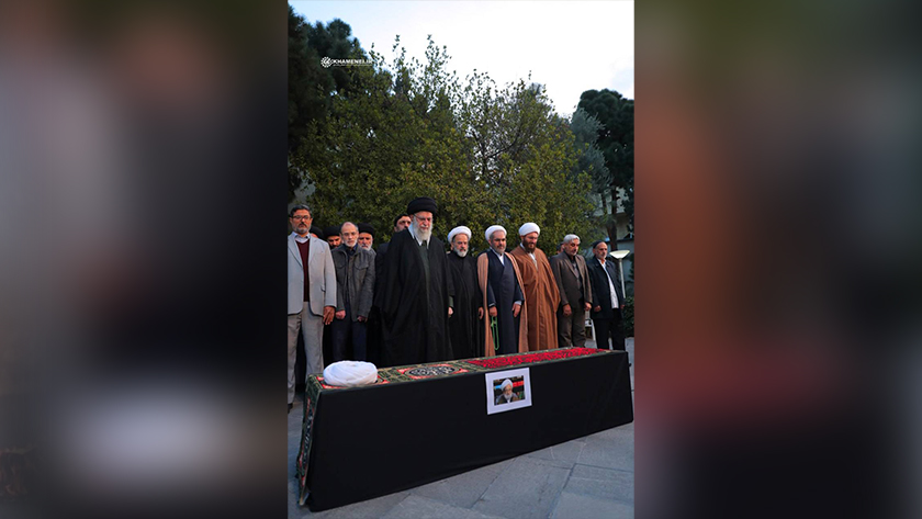 Iranpress: اقامه نماز بر پیکر آیت‌الله امامی کاشانی توسط رهبر انقلاب