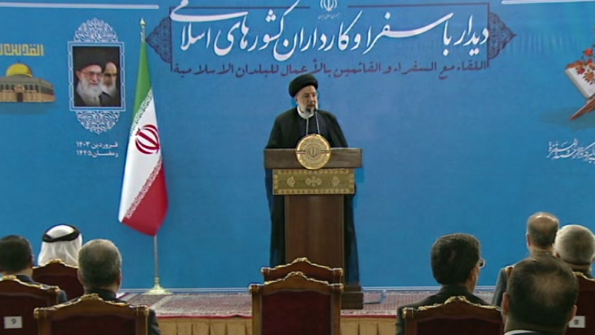 Iranpress: رئیسی: دست همکاری همه همسایگان و کشورهای اسلامی را به گرمی می‌فشاریم