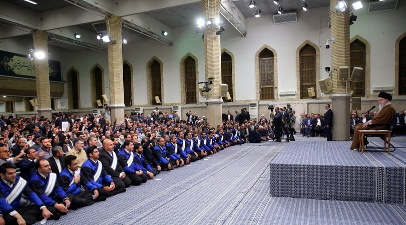Iranpress: رهبر انقلاب: تضمین امنیت شغلی کارگران وظیفه قوای سه گانه و دستگاه‌ها است