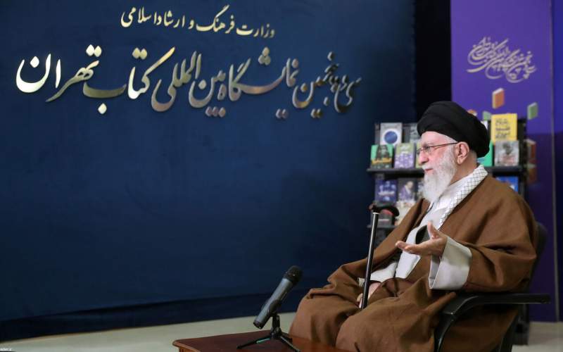 Iranpress: رهبر انقلاب: نباید فضای مجازی جای کتابخوانی را بگیرد