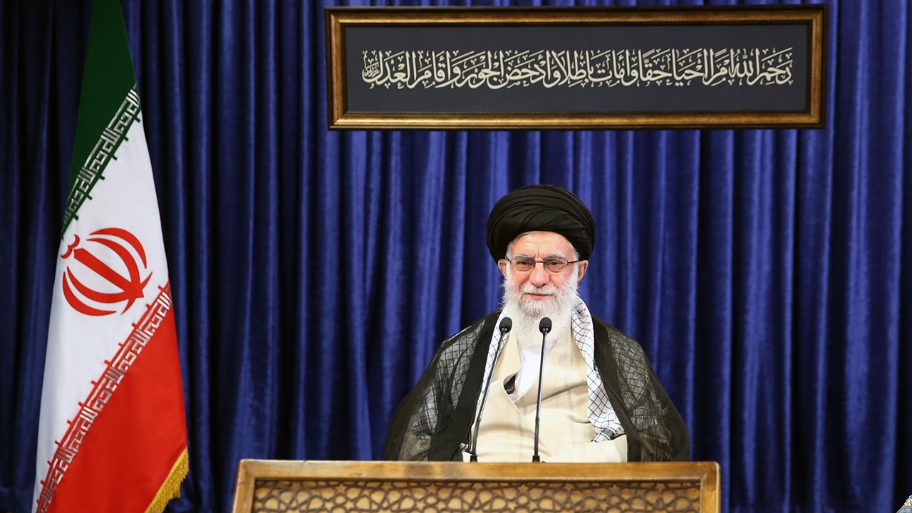 Iranpress: رهبر انقلاب: آقایان نامزدها در مباحثات خود از اظهارات دشمن شادکن پرهیز کنند