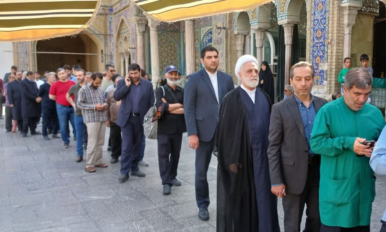 Iranpress: حضور رئیس قوه قضاییه در حرم حضرت عبدالعظیم در پای صندوق رای