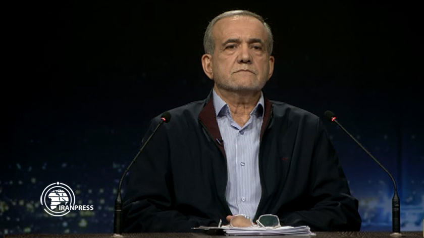 Iranpress: پزشکیان: وظیفه ما عمل کردن به قانون است