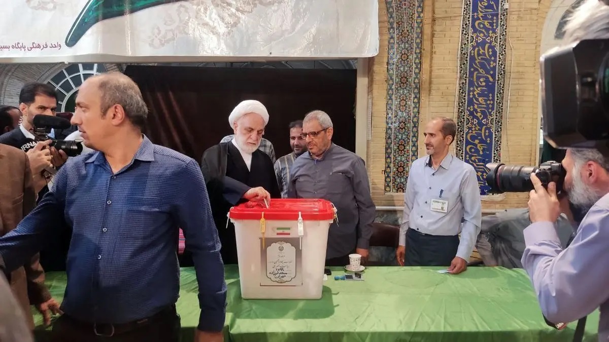 Iranpress: رئیس قوه قضائیه در دور دوم انتخابات شرکت کرد