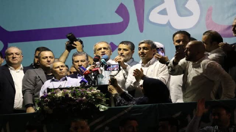 Iranpress: مسعود پزشکیان در انتخابات شرکت کرد