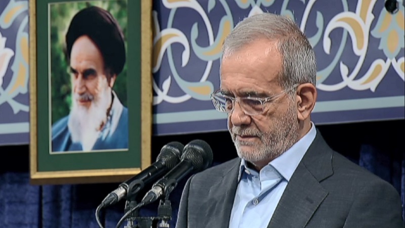 Iranpress: پزشکیان: عمل به سیاست‌های رهبر معظم انقلاب جز با همگرایی و انسجام ملی امکان‌پذیر نیست