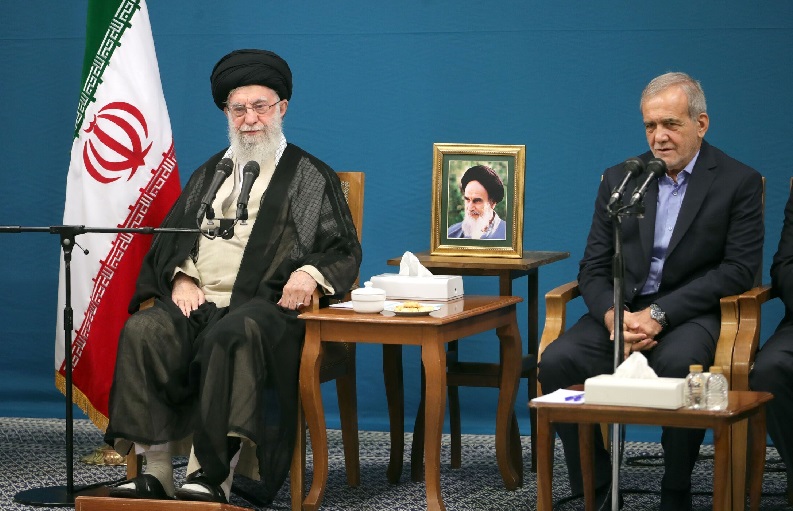 Iranpress: رهبر انقلاب: رئیس جمهور برای انتخاب وزیران با من مشورت کردند