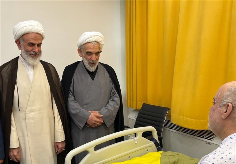 Iranpress: هدیه رهبر انقلاب به سفیر ایران در لبنان