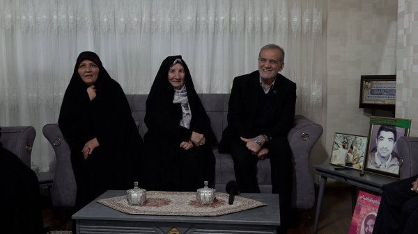 ایران پرس: دیدار رئیس جمهوری با خانواده سه شهید بجنوردی