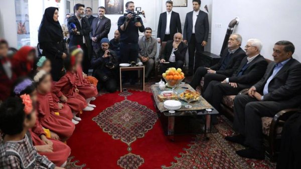 Iranpress: حضور پزشکیان در یکی از مراکز نگهداری کودکان بی‌سرپرست بجنورد