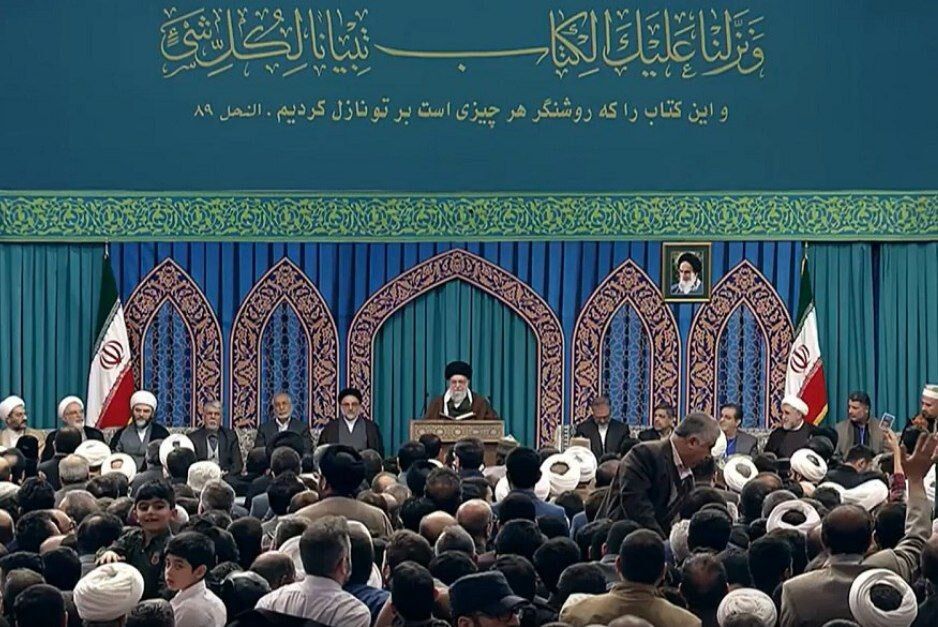 Iranpress: رهبر انقلاب: شرط حل مشکلات و پیشرفت، اعتماد به خدا و ورود به میدان است