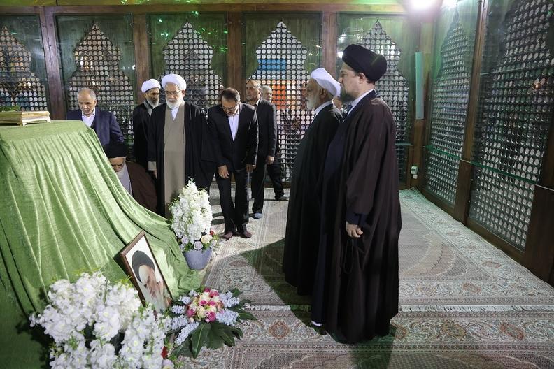 Iranpress: ادای احترام رئیس قوه قضائیه به امام راحل: دشمنان در توطئه‌ها ناکام مانده‌اند