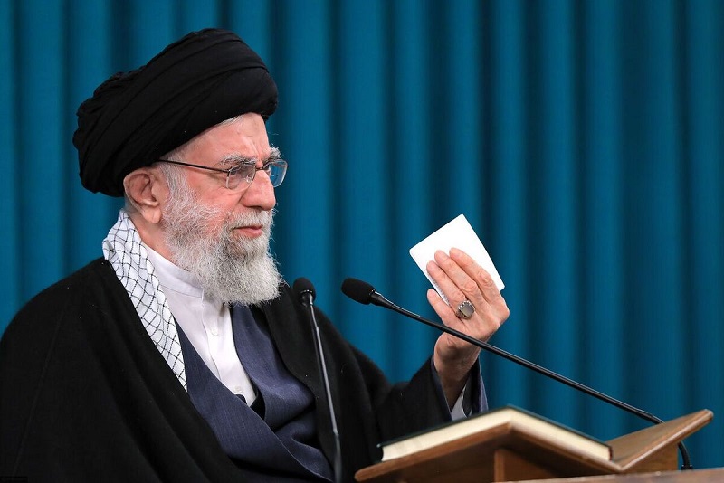 Iranpress: رهبر انقلاب: قاری ما نباید لباس خارجی‌ها را بپوشد 