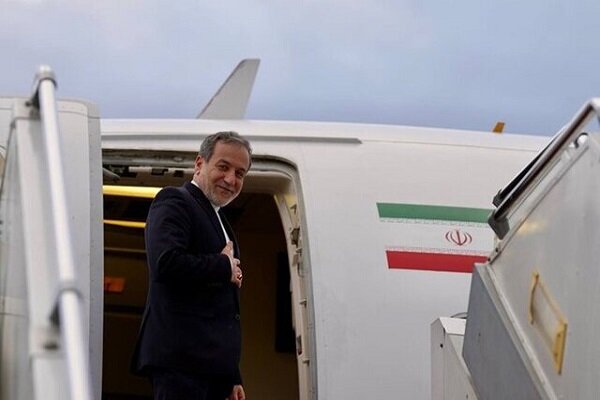 Iranpress: ورود وزیر امور خارجه ایران به عمان 