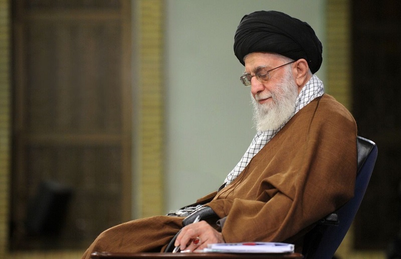 Iranpress: پیام رهبر انقلاب درپی حادثه دردناک شهید رجایی بندرعباس/ سهل‌انگاری یا تعمد پیگیری شود