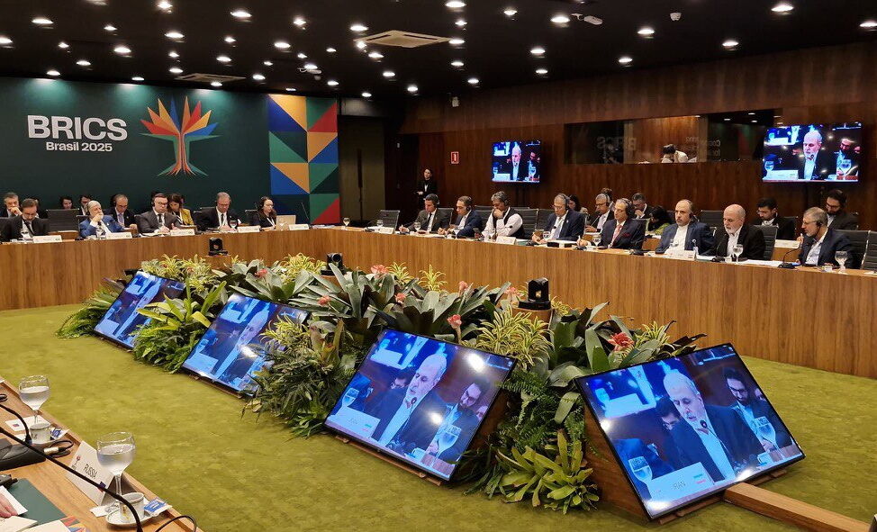 Iranpress: دبیر شورای عالی امنیت ملی: سلاح اتمی در دکترین دفاعی ایران جایی ندارد