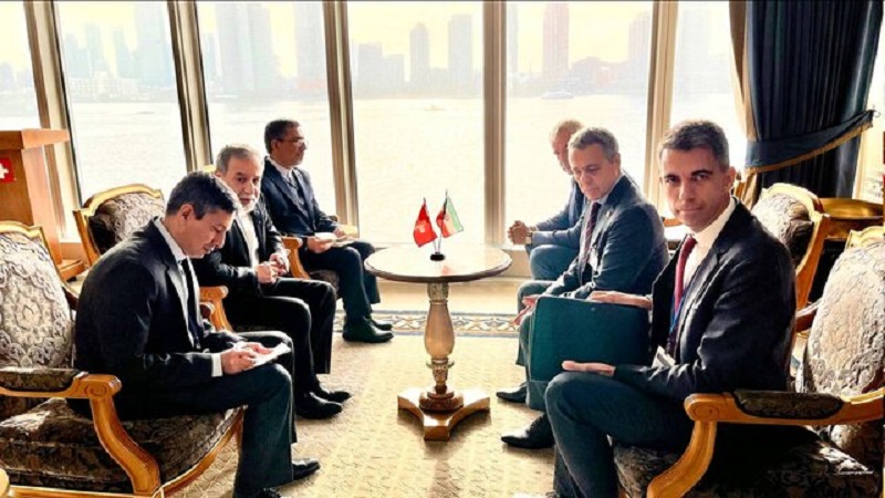 Iranpress: عراقچی در دیدار با وزیر خارجه سوئیس: غرب صلاحیت توسل به اسنپ‌بک را ندارد