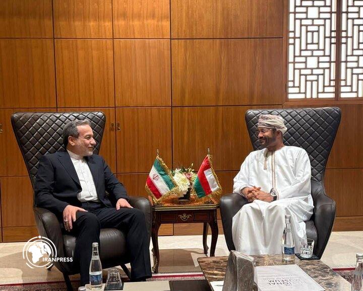 Iranpress: رایزنی وزرای خارجه ایران و عمان درباره روابط دوجانبه و تحولات منطقه