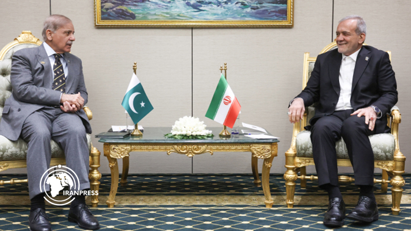 Iranpress: تأکید روسای جمهور ایران و پاکستان بر تقویت همکاری‌ها و تسریع در اجرای توافقات