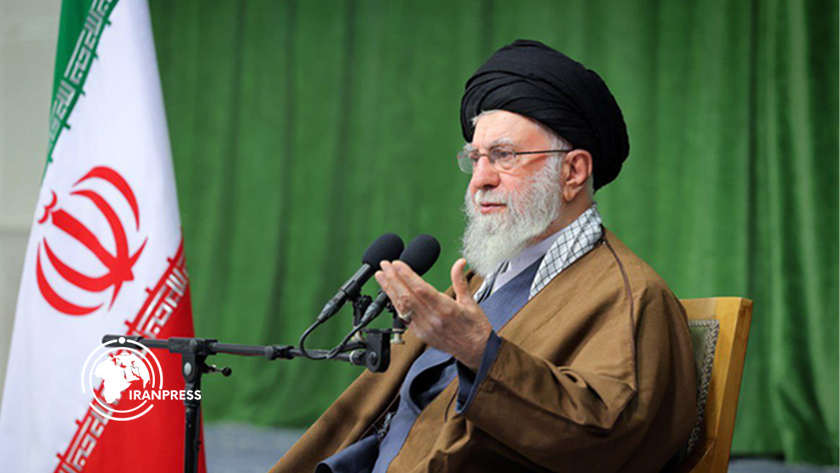 Iranpress: رهبر انقلاب: یکی از کارهای مهم، انتقال ارزش‌های دوران دفاع مقدس به نسل جوان است