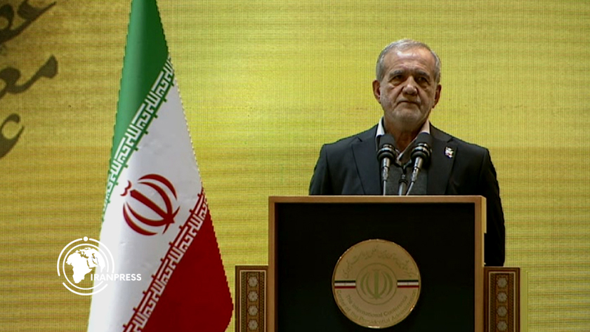 Iranpress: پزشکیان: امام خمینی(ره) با تمام وجودش با استکبار در ستیز بود