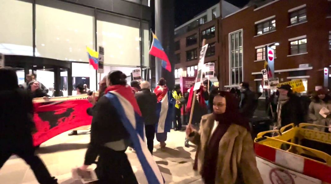 Iranpress: ادامه تظاهرات جهانی حمایت از ونزوئلا در انگلستان