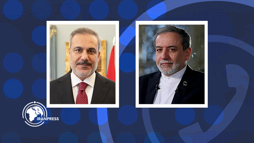 Iranpress: رایزنی تلفنی وزیران امور خارجه ایران و ترکیه درباره تحولات منطقه 