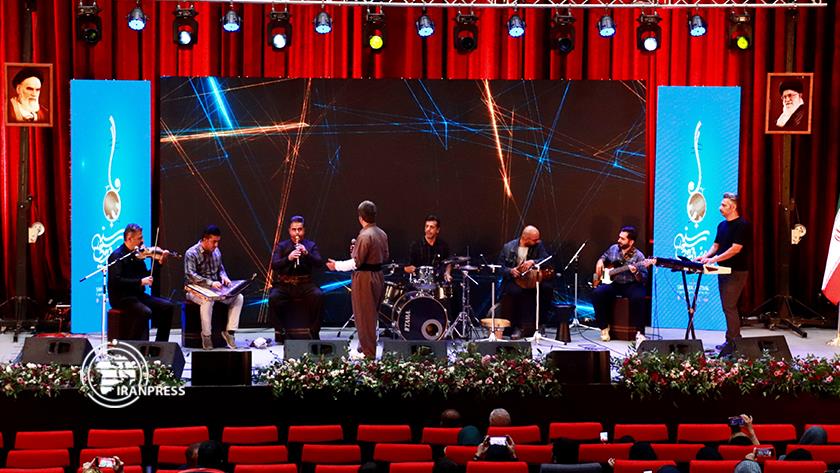 Iranpress: نوای موسیقی اقوام ایرانی در جشنواره سنندج 