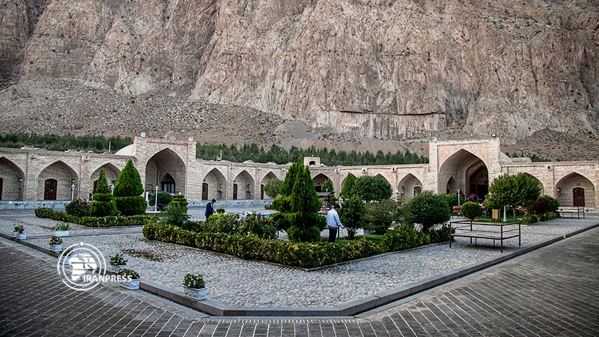 Iranpress: کاروانسرای بیستون در کرمانشاه در قاب تصویر