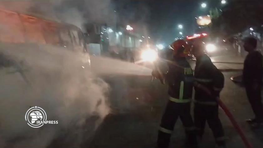 Iranpress: اعتراض به ‌انتخابات در داکا؛ خودروها به آتش کشیده شد