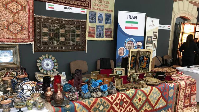 Iranpress: نمایش هنر ایرانی در بازارچه خیریه انجمن همسران دیپلماتیک مجارستان 