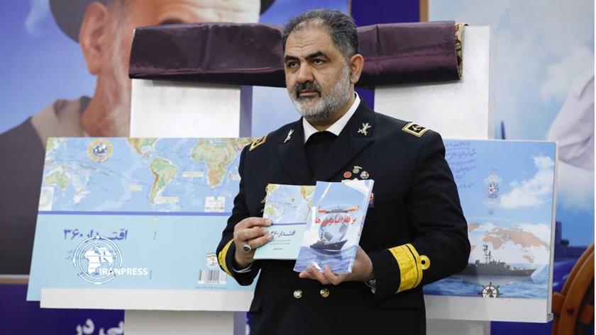 Iranpress: تصاویری از نشست خبری امیر دریادار «شهرام ایرانی» بمناسبت روز نیروی دریایی ارتش