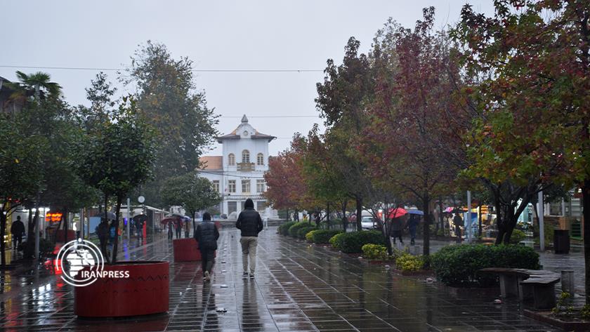Iranpress: چهره بارانی و طبیعت چشم‌نواز شهر توریستی رشت  