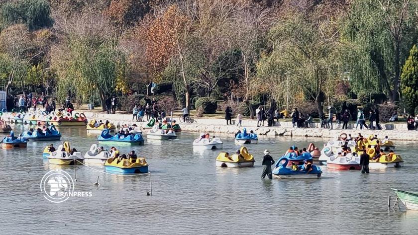 Iranpress: حضور پررنگ مردم اصفهان در کنار زاینده رود در آخرین روزهای آبگیری پاییزه