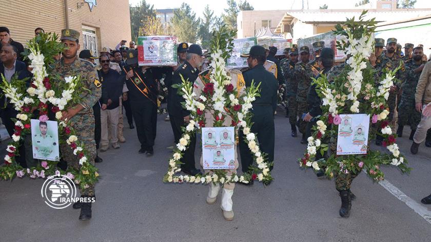 Iranpress: مراسم وداع با شهیدان حمله تروریستی راسک در زاهدان 