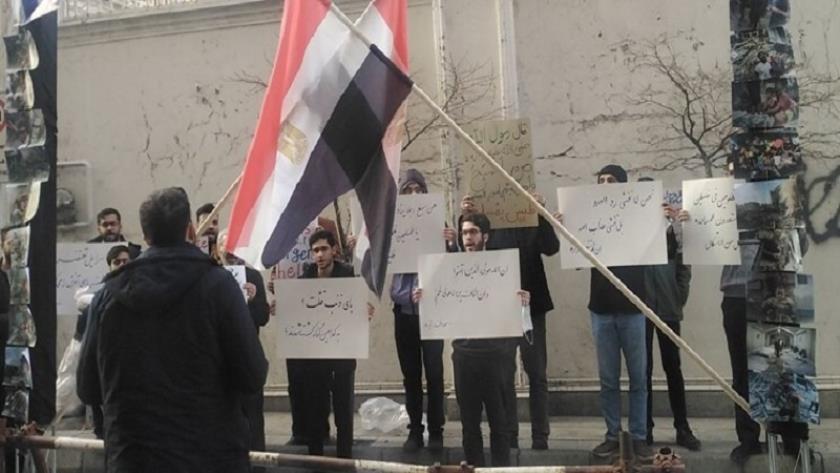 Iranpress: تجمع اعتراضی مقابل دفتر حافظ منافع مصر در تهران