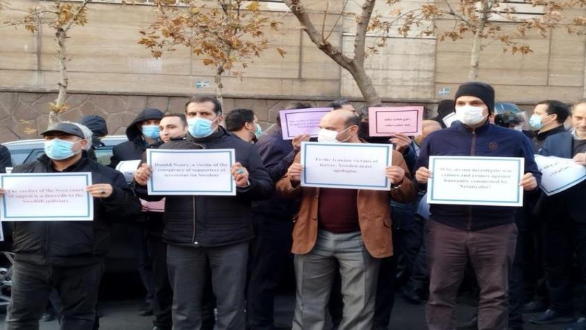 Iranpress: تجمع مردم در اعتراض به رای صادر شده برای حميد نوری