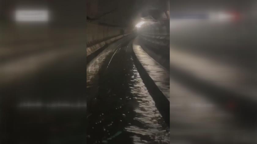 Iranpress: لحظه ورود سیل به درون تونل‌های قطار در لندن