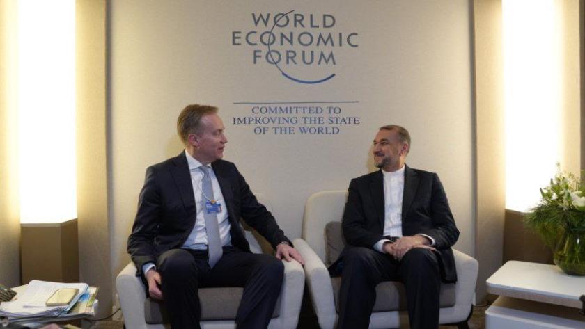 Iranpress: دیدار وزیر امور خارجه با رئیس مجمع جهانی اقتصاد در داووس
