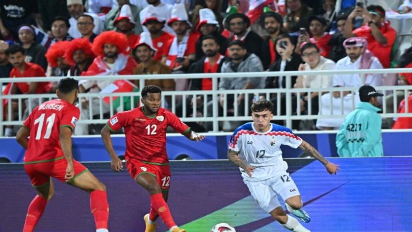 Iranpress: تساوی تیم ملی فوتبال عمان مقابل تایلند در شب قضاوت بی‌دردسر داوران ایرانی